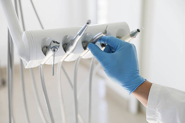 Professional Emergency Dentist technician working in Sunrise, FL